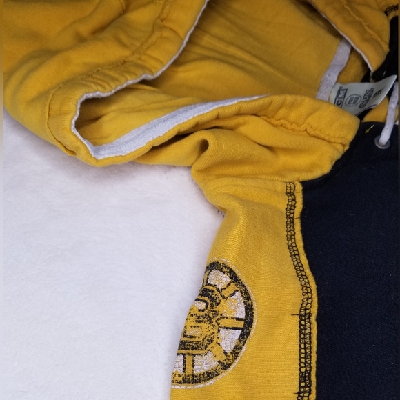 Boston Bruins Sweatshirt - Picture 2 of 6